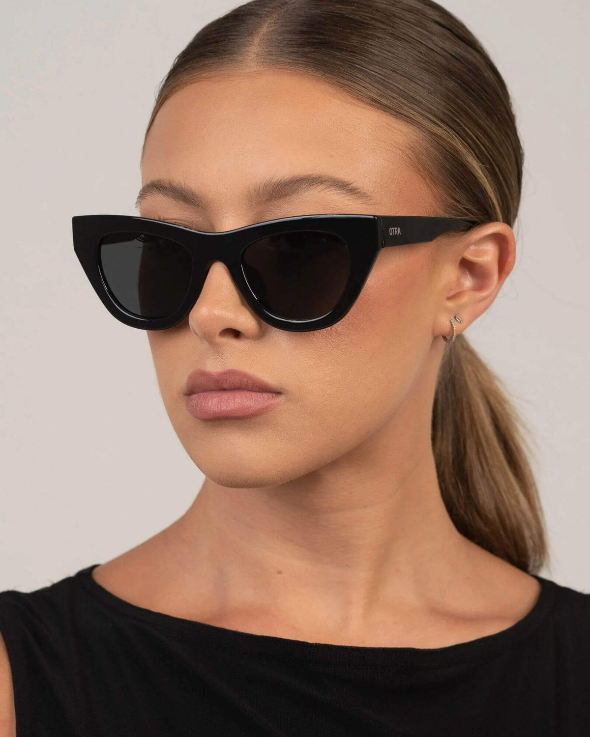 KINNI SUNGLASSES BLACK/SMOKE
