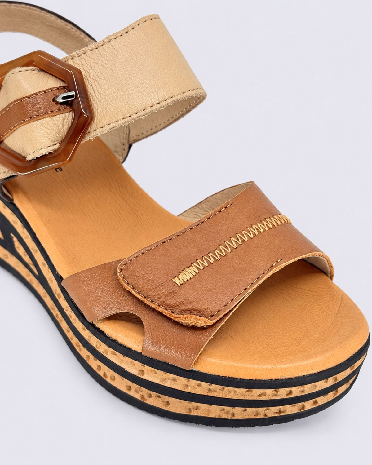 QALI PLATFORM WEDGE SANDALS DARK TAN/CAMEL